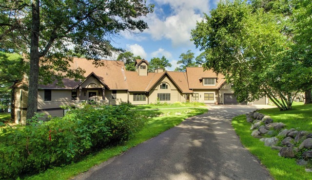 Sprawling Minnesota Home w/On-Site Lake Access