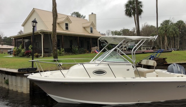 Springfed Canal on Lake George/Large 4 Bedroom house on water/Boat Ramp/Hot Tub