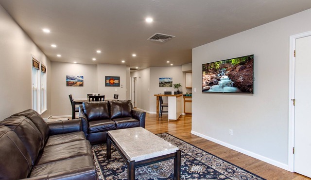 Steps away from golf course, monument and trails with spa and amazing views