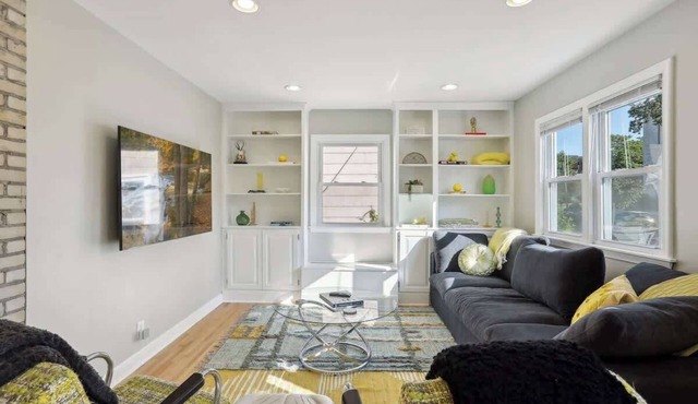 Steps to downtown/close to the River/comfy beds