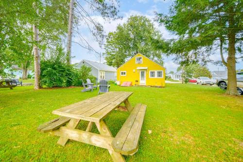 Steps to Lake + Public Boat Ramp: Edinboro Cottage