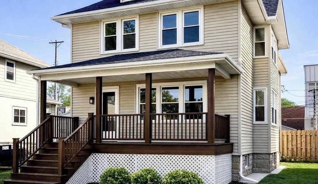 Steps to Shops, Restaurants, Trains; 5BR, 14 Guests, Parking