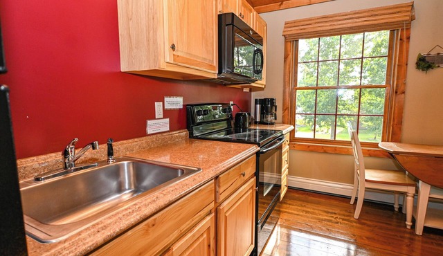 Studio Cabin-Open floor plan with full Kitchen