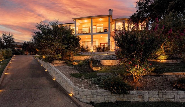 Stunning L. Travis Sunrise Lake House Large 4B w/Views, Hot tub, theater & Gym