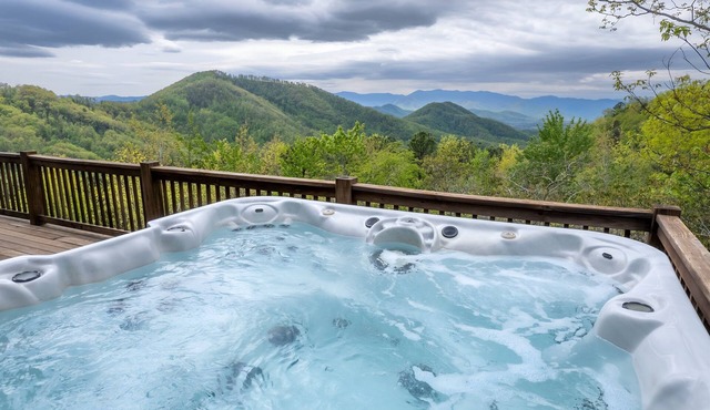 Stunning Views and Hot Tub, at Beary Cozy Cabin