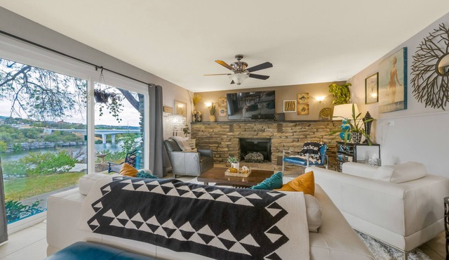 Stunning waterfront views, Walking distance to many restaurants
