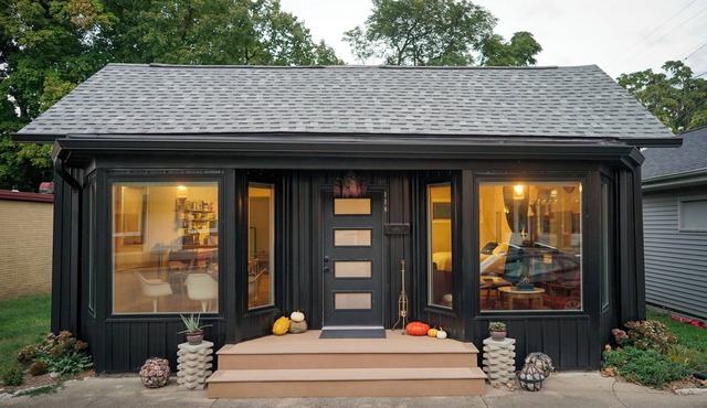 Style on the Square 2-bedroom bungalow with WiFi, AC in Petersburg