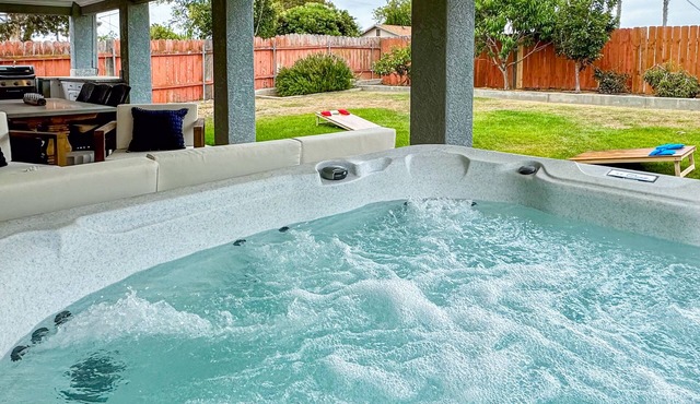 Stylish and inviting w/outdoor kitchen & hot tub - close to ocean