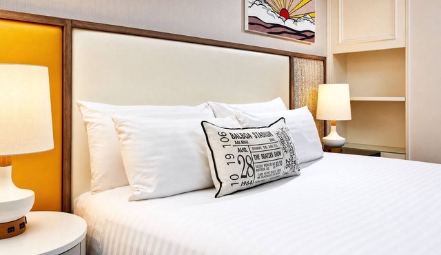 Stylish King Room Near Gaslamp, Little Italy & Waterfront Views