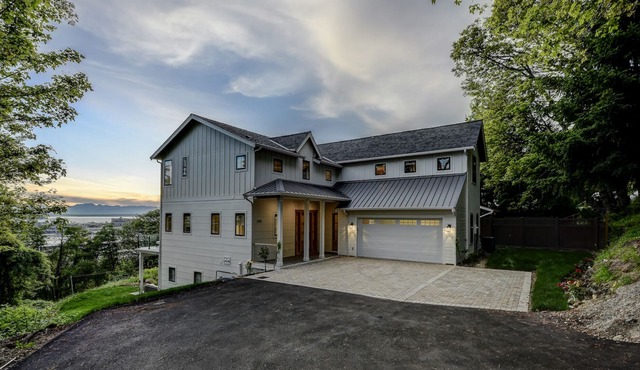 Stylish Seattle Farmhouse + Bonus suite and breathtaking views