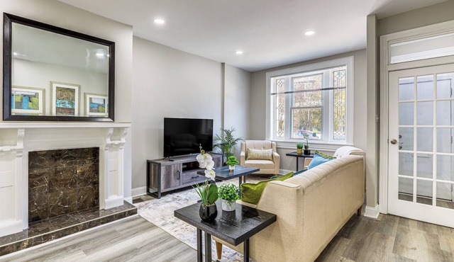 Stylish, Walkable Rowhouse Near Art Museums & Zoo!