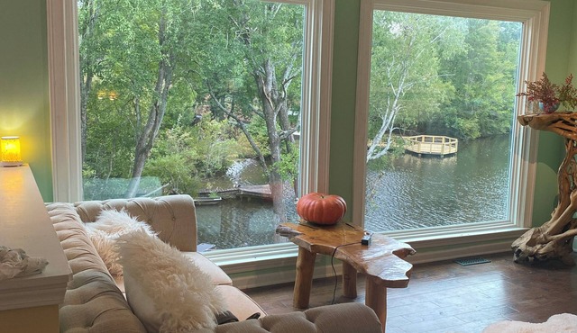 Suite in beautiful lakeside house —Private entrance/bath-daily cleaning