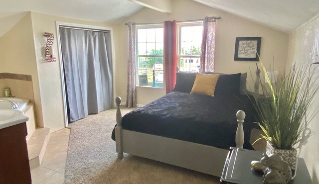 Suite W/Jacuzzi Tub & Queen Bed