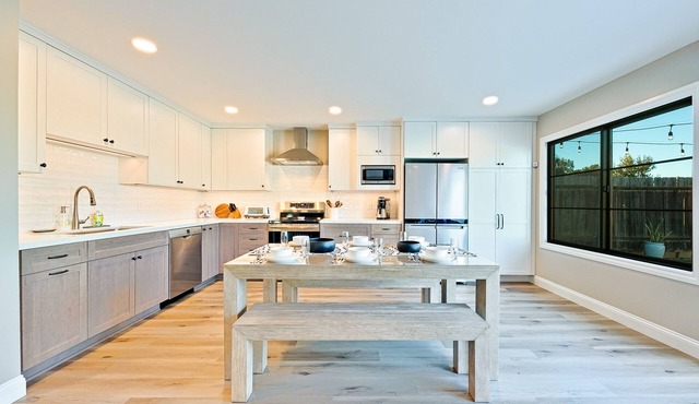 Sun Diego Poolside Paradise 3BD/2BA in Clairemont, 15 minutes from Beach!