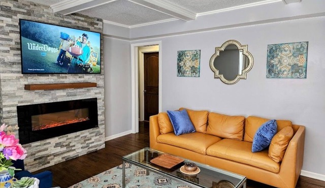 Sunlit Oasis: Family Friendly Suburban Private 4 Bedroom Retreat
