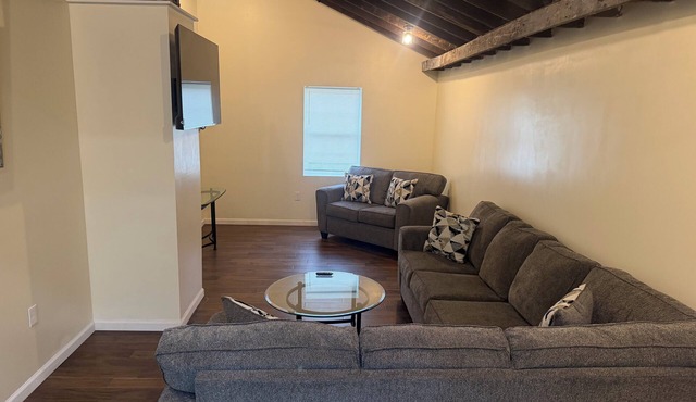 Superb 2-bedroom country house in charming Pittsburgh with AC