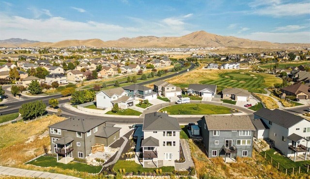 Superb 5-bedroom haven in Eagle Mountain w/Cinema! in Eagle Mountain
