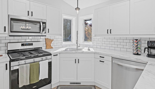 SweetHomeAway - Relaxing - Pool Table - King Bed - Modern home in Blaine