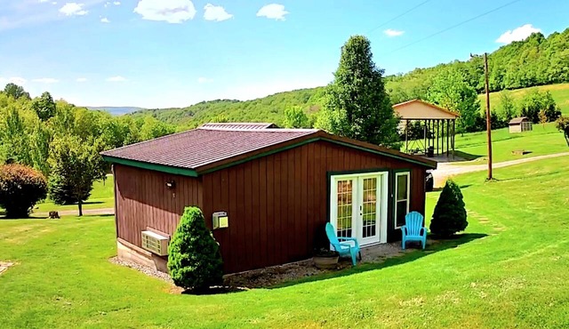 The Byre Bungalow-Country Getaway, close to Yough, Fallingwater w/Hot Tub!