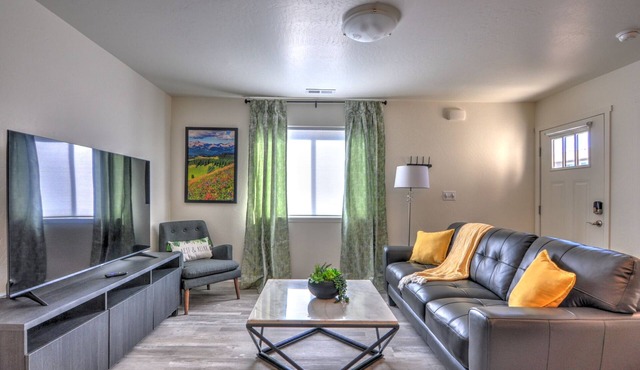 The Charming GJ Townhome. Pet-Friendly!