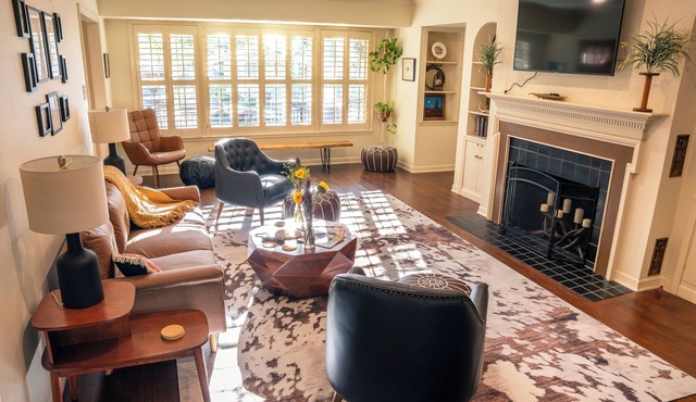 The Cozy Corner, Historic 1929 4-bedroom house in charming San Marcos. Book now