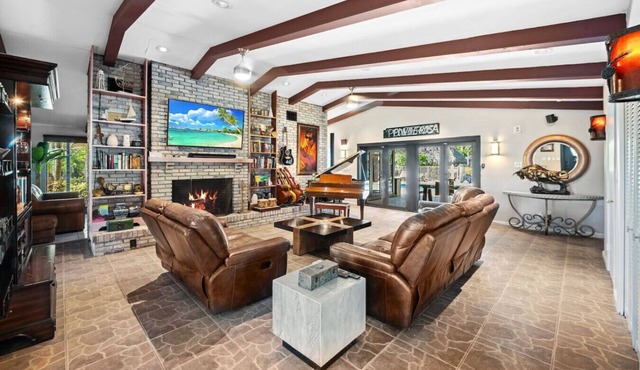 The Creek Resort - Revamped Chic 4BR Haven w/Pool