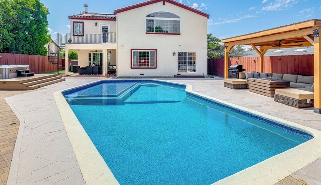The Grand Bay Retreat – 5-BR Luxury Home w/Pool, Hot Tub & Game Areas
