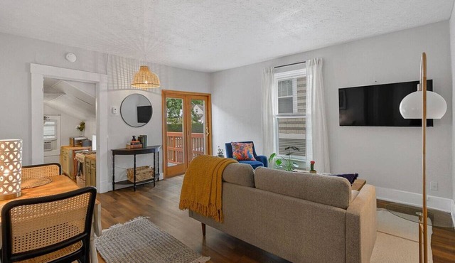 The Nest - Spacious 1BR Getaway in Pleasant Ridge in Cincinnati