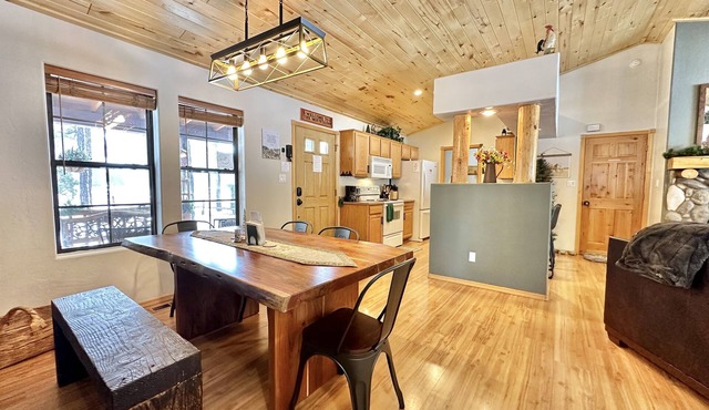 The Prancing Pony | Hot Tub & Quiet Location!