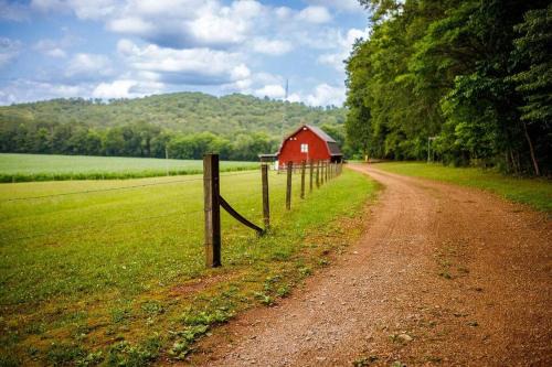 The Red Barn in Cave Spring