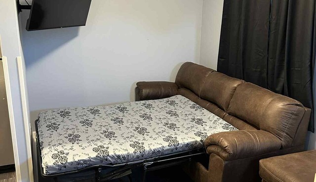 The Rustic Railroad Studio 5 Min to HWY 63 Kitchen + Washer/Dryer in Renick