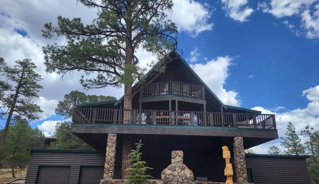 The Treehouse a 4-bedroom log cabin on 3 acres in Heber-Overgaard in Heber-Overgaard