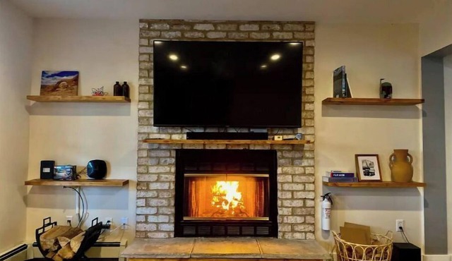 The Under Ridge Home - 4 Bedroom w/Fireplace