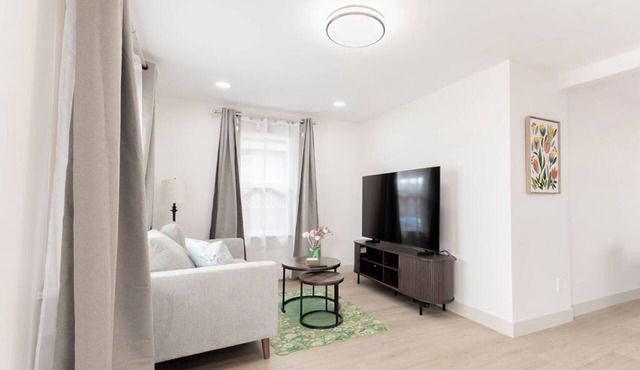 This newly furnished 30+day rental is located in North Park/University Heights—one of San Diego's best local food and nightlife neighborhoods. A great central base for exploring the city!
