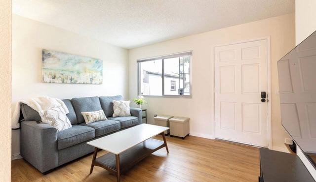 This newly furnished 30+day rental is located in North Park/University Heights—one of San Diego's best local food and nightlife neighborhoods. A great central base for exploring the city!