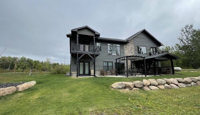 Tranquil lake house retreat