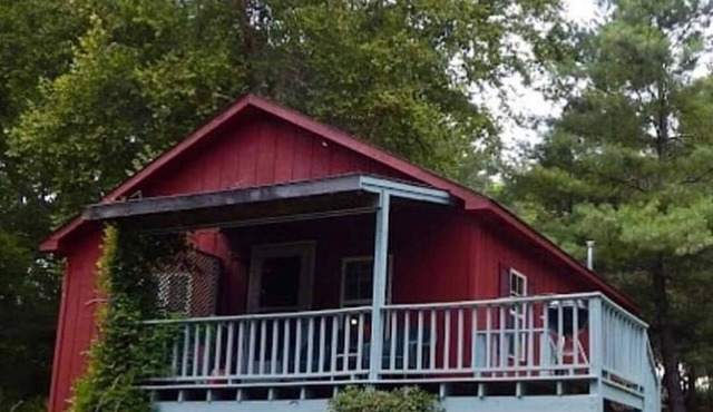 Tranquil red cabin at River Rail Retreats at palisades