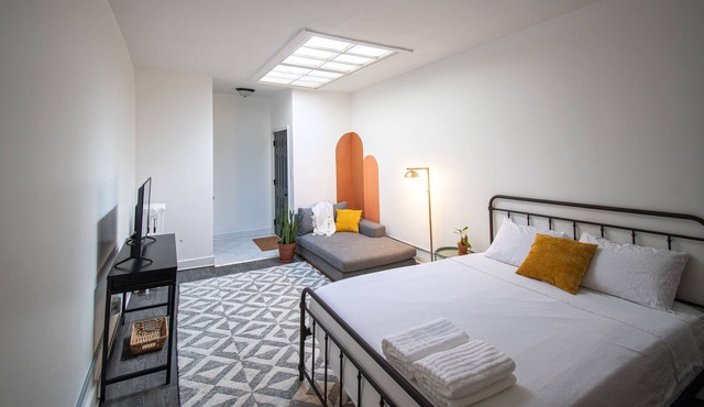 Trendy & Cozy Studio near Great Lakes | Six Flags