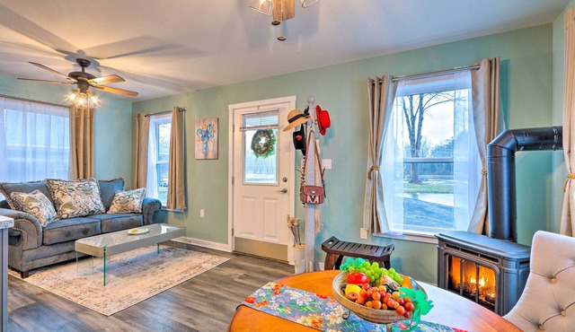Unwind Fireside! Poconos Cottage 12 Mi to Slopes