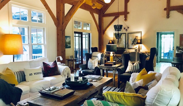 Upscale modern rustic, close to everything-swim-hike-pickleball-canoe-waterfalls in Sapphire