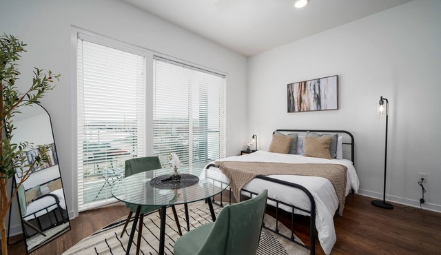 Urban Comfort: Studio Getaway w/Private Balcony