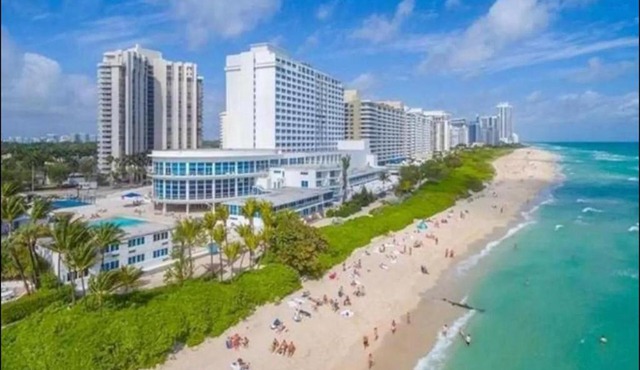 Villa Katy, Beachfront property in Miami Beach