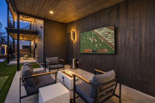 Walk to Downtown Sleeps 16 MiniPutt GameRoom