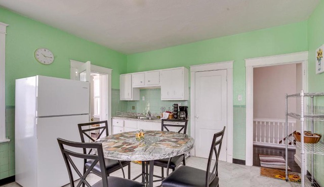 Walk to Restaurants: Cozy, Convenient Jennings Apt