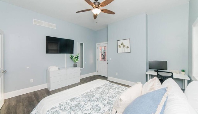Walkable and Spacious Apt - Parking - GroupStay