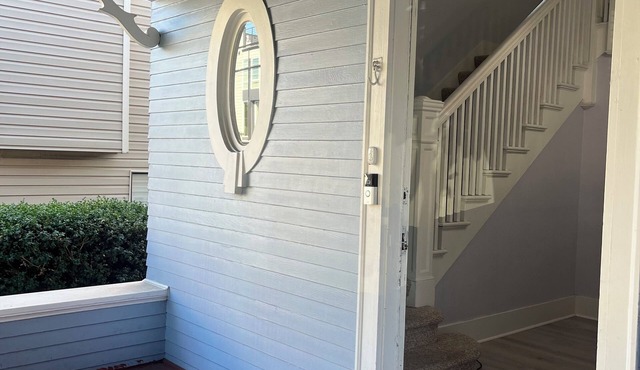 Walkable Ballard 6-bed+3 bath, laundry and 2 kitchens, parking. 6 mi Lumen Field