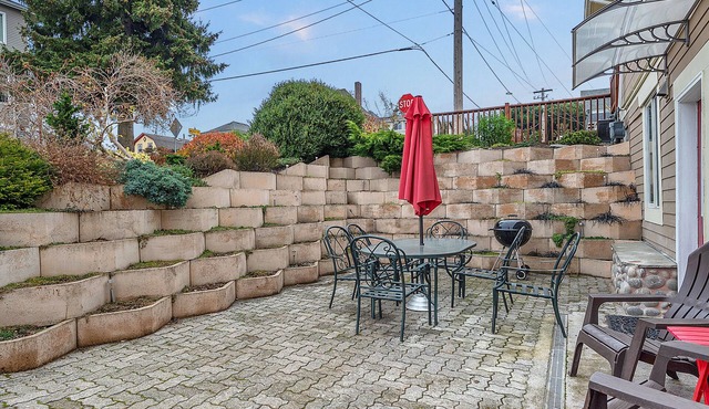 Water view, large 2 bedroom in N Everett
