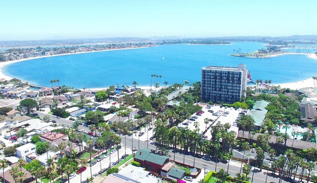 Water Views Spacious 4-bedroom house in lovely San Diego with WiFi