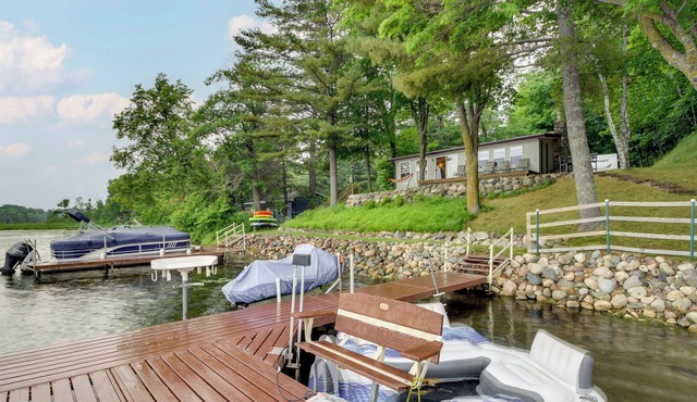 Waterfront Big Pine Lake Cabin w/ Kayaks!
