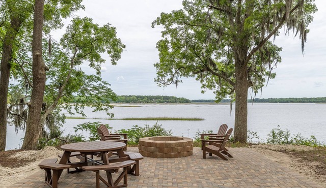 Waterfront Cottage 3 Bedrooms in Seabrook